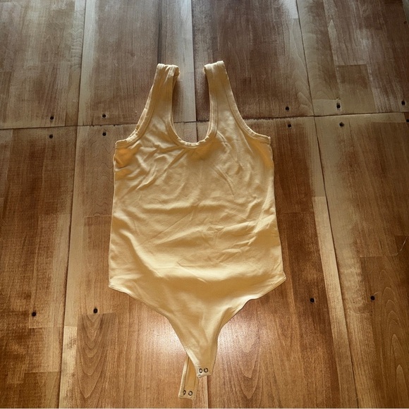 Abercrombie & Fitch Soft Yellow Ribbed Top - Picture 1 of 4